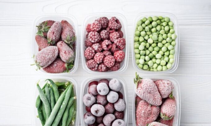 Dùng hộp đựng thực phẩm hoặc túi ni lông kéo khóa