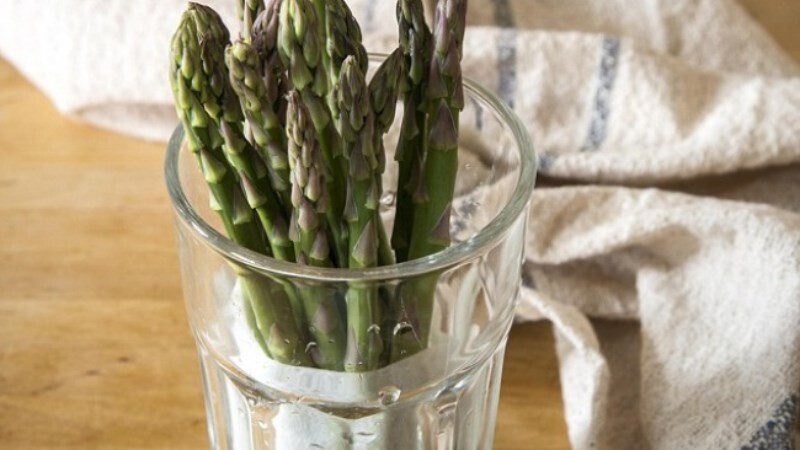 Cắm rau tươi vào nước để bảo quản được lâu khi không có tủ lạnh