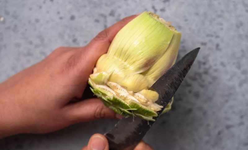 Gọt bỏ lá cứng quanh gốc